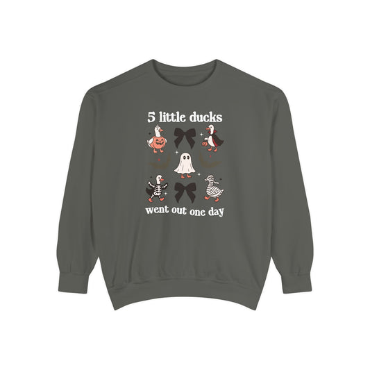 5 little spooky ducks comfort colors crewneck